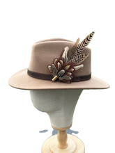 Load image into Gallery viewer, Classique Fedora Hat & Feather Pin