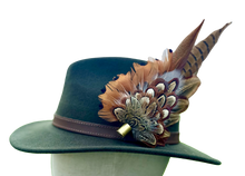 Load image into Gallery viewer, Classique Fedora Hat & Feather Pin