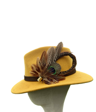 Load image into Gallery viewer, Classique Fedora Hat & Feather Pin