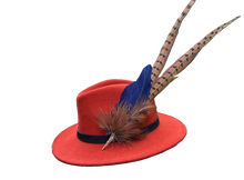 Load image into Gallery viewer, Classique Fedora Hat & Feather Pin