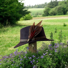 Load image into Gallery viewer, Classique Fedora Hat & Feather Pin