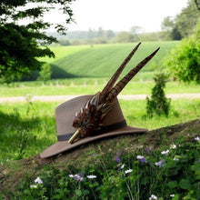 Load image into Gallery viewer, Classique Fedora Hat & Feather Pin