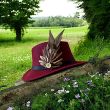 Load image into Gallery viewer, Classique Fedora Hat & Feather Pin