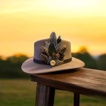 Load image into Gallery viewer, Classique Feather Hat Pin