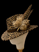 Load image into Gallery viewer, Classique Feather Hat Pin