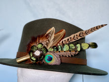 Load image into Gallery viewer, Classique Fedora Hat &amp; Feather Pin
