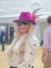 Load image into Gallery viewer, Classique Fedora Hat & Feather Pin