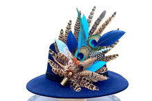 Load image into Gallery viewer, Classique Fedora Hat &amp; Feather Pin
