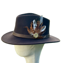 Load image into Gallery viewer, Classique Fedora Hat &amp; Feather Pin
