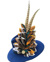 Load image into Gallery viewer, Classique Fedora Hat &amp; Feather Pin
