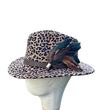 Load image into Gallery viewer, Classique Fedora Hat &amp; Feather Pin
