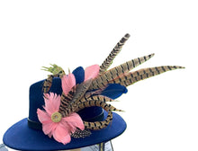 Load image into Gallery viewer, Classique Fedora Hat &amp; Feather Pin
