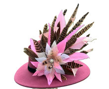 Load image into Gallery viewer, Classique Fedora Hat &amp; Feather Pin
