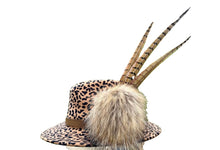 Load image into Gallery viewer, Classique Fedora Hat &amp; Feather Pin
