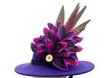 Load image into Gallery viewer, Classique Fedora Hat &amp; Feather Pin
