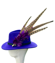 Load image into Gallery viewer, Classique Fedora Hat &amp; Feather Pin
