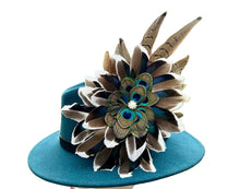 Load image into Gallery viewer, Classique Fedora Hat &amp; Feather Pin
