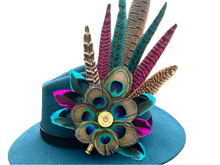 Load image into Gallery viewer, Classique Fedora Hat &amp; Feather Pin
