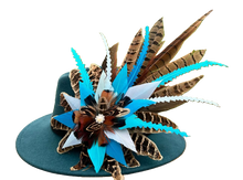 Load image into Gallery viewer, Classique Fedora Hat &amp; Feather Pin
