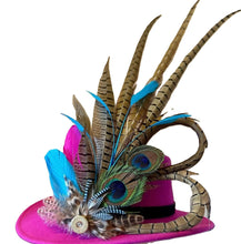 Load image into Gallery viewer, Classique Fedora Hat &amp; Feather Pin
