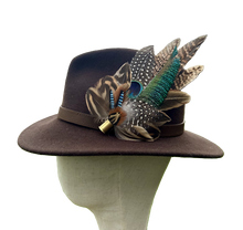 Load image into Gallery viewer, Classique Fedora Hat &amp; Feather Pin
