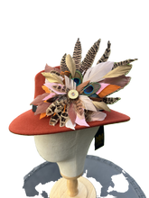 Load image into Gallery viewer, Classique Fedora Hat &amp; Feather Pin
