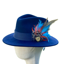 Load image into Gallery viewer, Classique Fedora Hat &amp; Feather Pin
