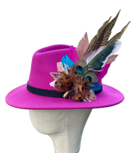 Load image into Gallery viewer, Classique Fedora Hat &amp; Feather Pin
