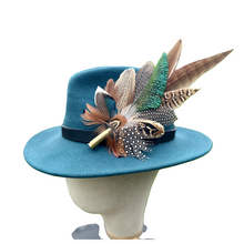 Load image into Gallery viewer, Classique Fedora Hat &amp; Feather Pin
