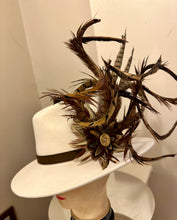 Load image into Gallery viewer, Classique Fedora Hat &amp; Feather Pin
